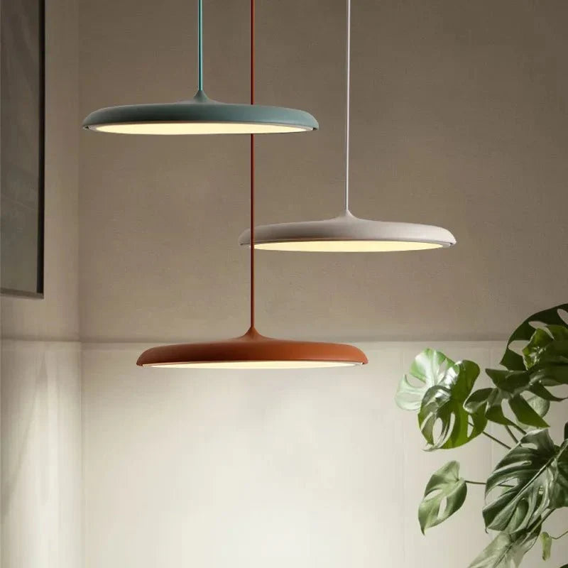 Moderna lámpara colgante LED estilo UFO – regulable y decorativa