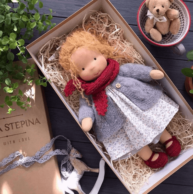 Muñeca Waldorf hecha a mano "Poppi" | 35 cm | Algodón orgánico y textiles hipoalergénicos | Juguete pedagógicamente valioso | Fomento de la percepción táctil