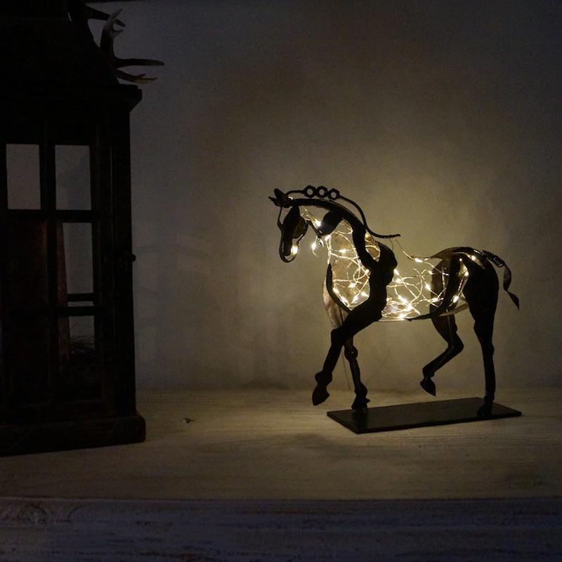 Escultura moderna de caballo en metal con diseño único hecho a mano