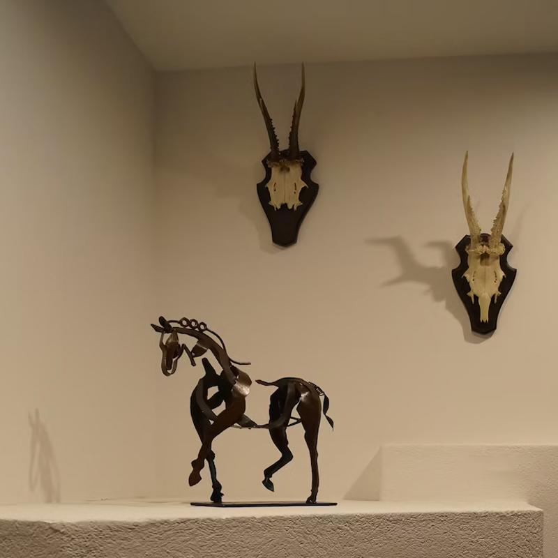 Escultura moderna de caballo en metal con diseño único hecho a mano