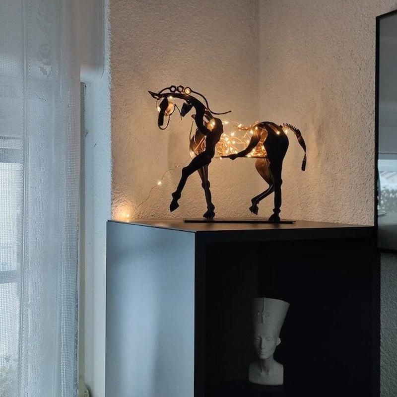 Escultura moderna de caballo en metal con diseño único hecho a mano