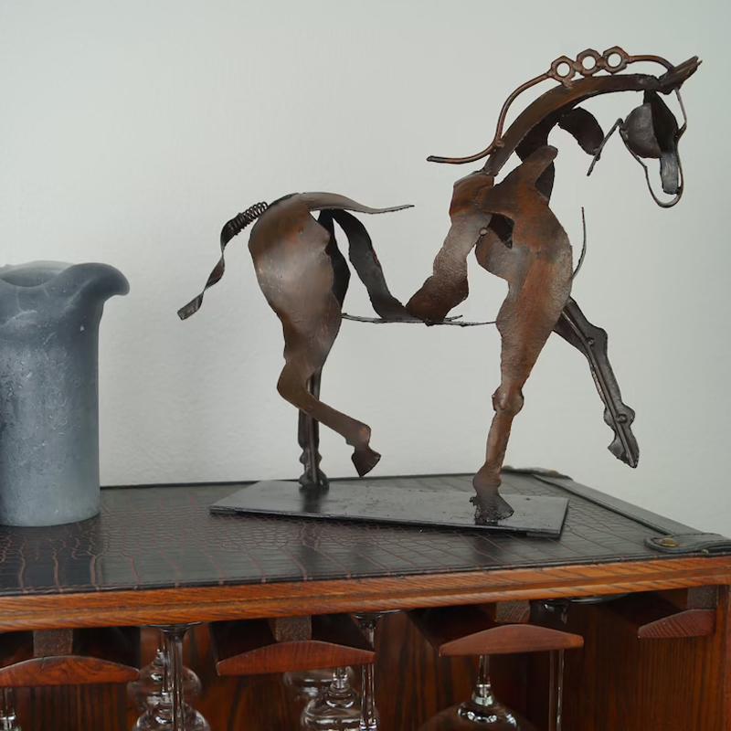 Escultura moderna de caballo en metal con diseño único hecho a mano