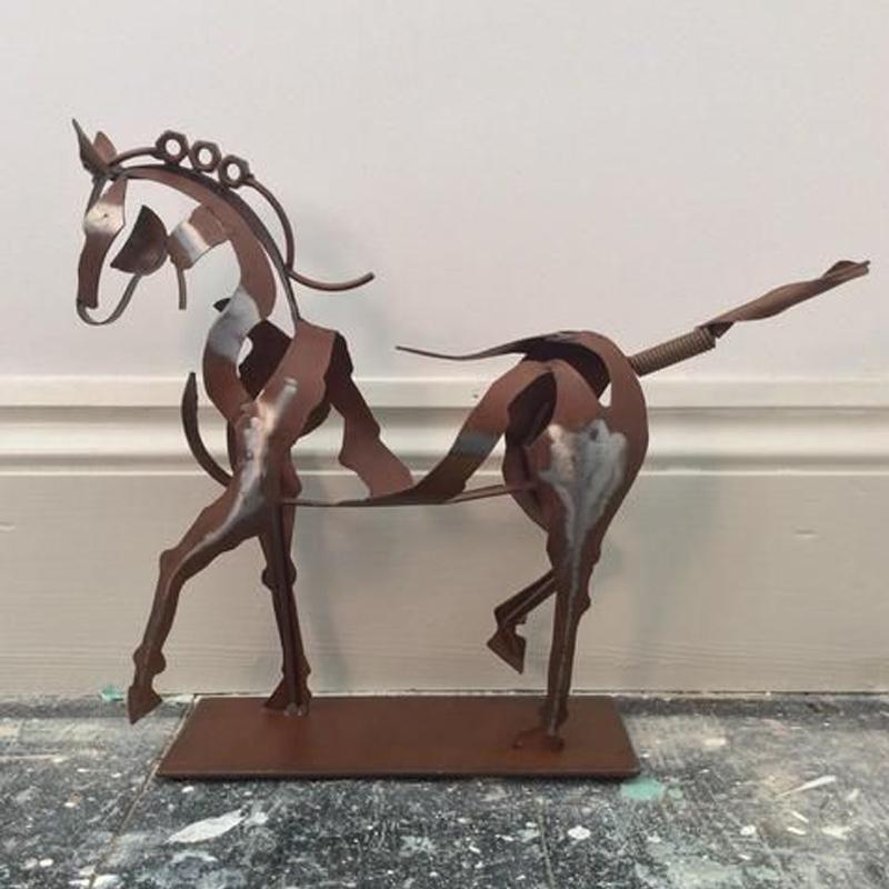 Escultura moderna de caballo en metal con diseño único hecho a mano