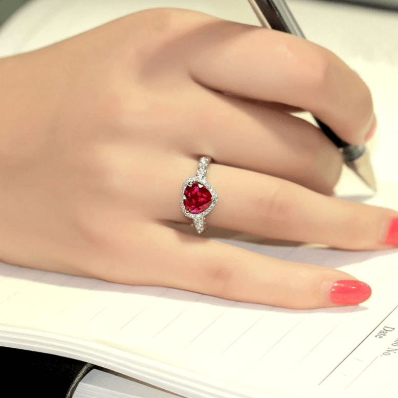 Anillo de Zirconia Cúbica en Forma de Corazón