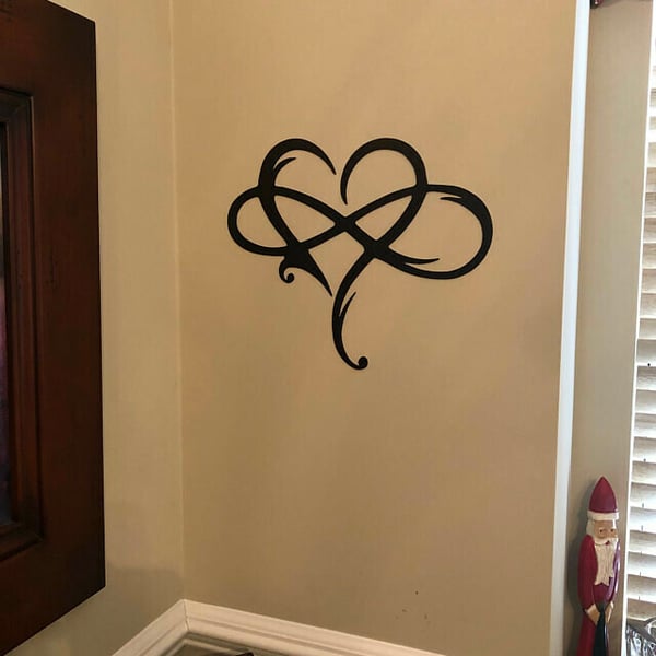 IronEcho – Escultura de Pared Forjada a Mano con Corazón Infinito