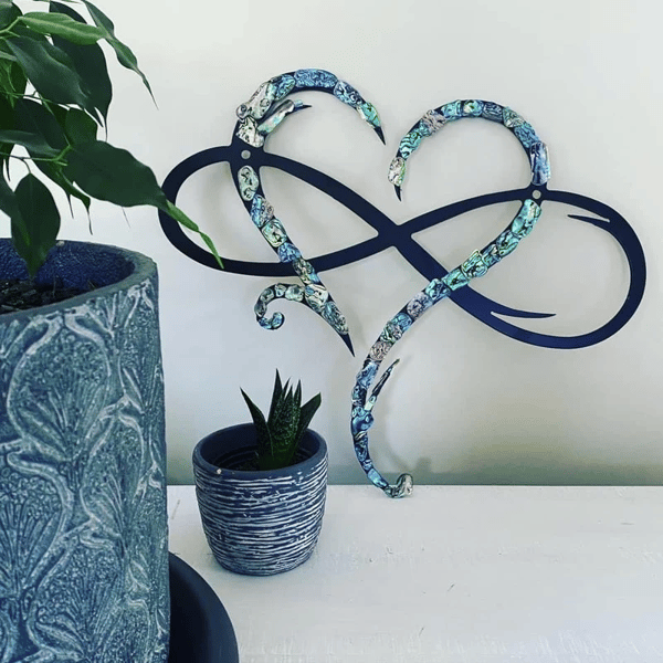 IronEcho – Escultura de Pared Forjada a Mano con Corazón Infinito
