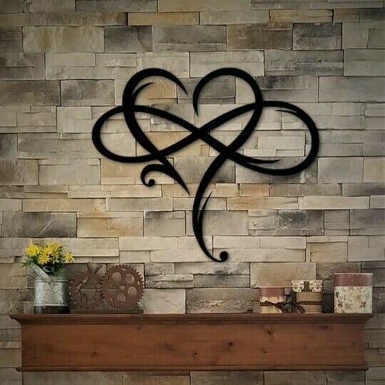 IronEcho – Escultura de Pared Forjada a Mano con Corazón Infinito