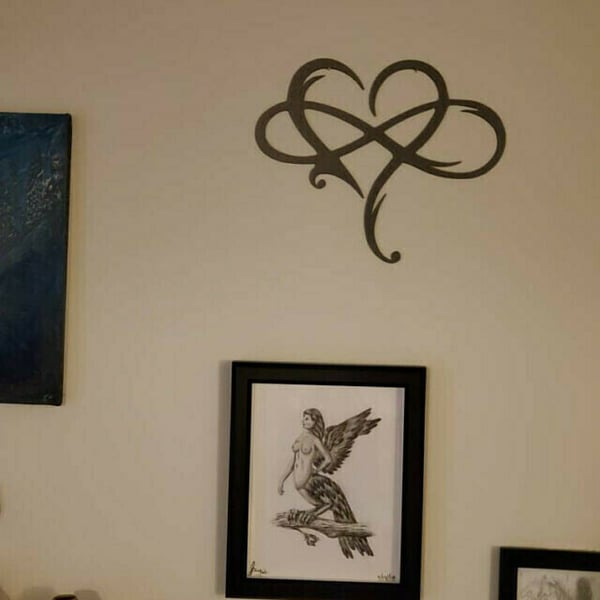 IronEcho – Escultura de Pared Forjada a Mano con Corazón Infinito