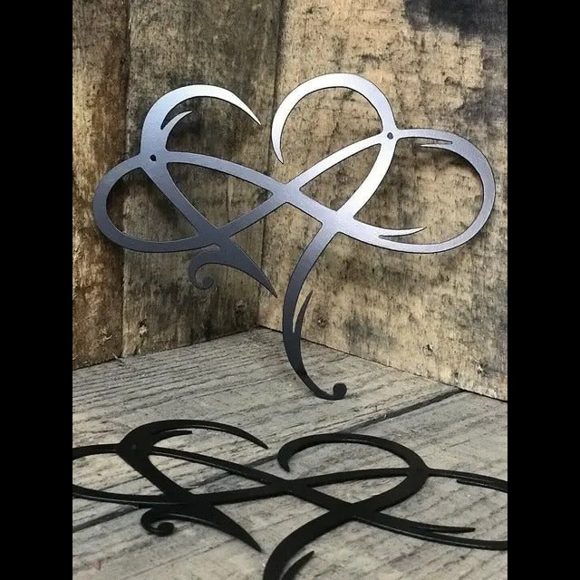 IronEcho – Escultura de Pared Forjada a Mano con Corazón Infinito