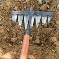 Herramienta de jardín práctica con rastrillo de 7 dientes