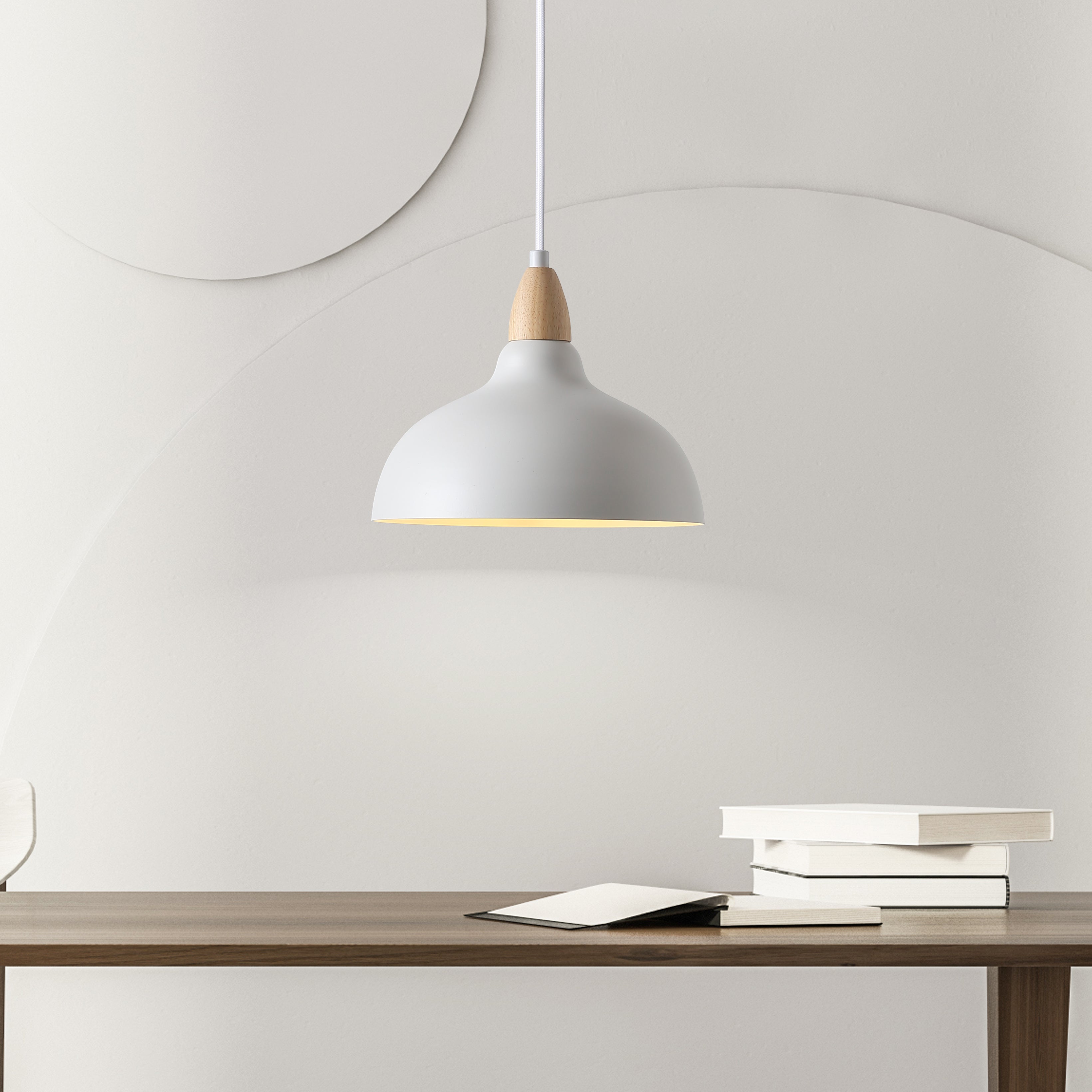 Lámpara Colgante con Detalles en Blanco y Madera