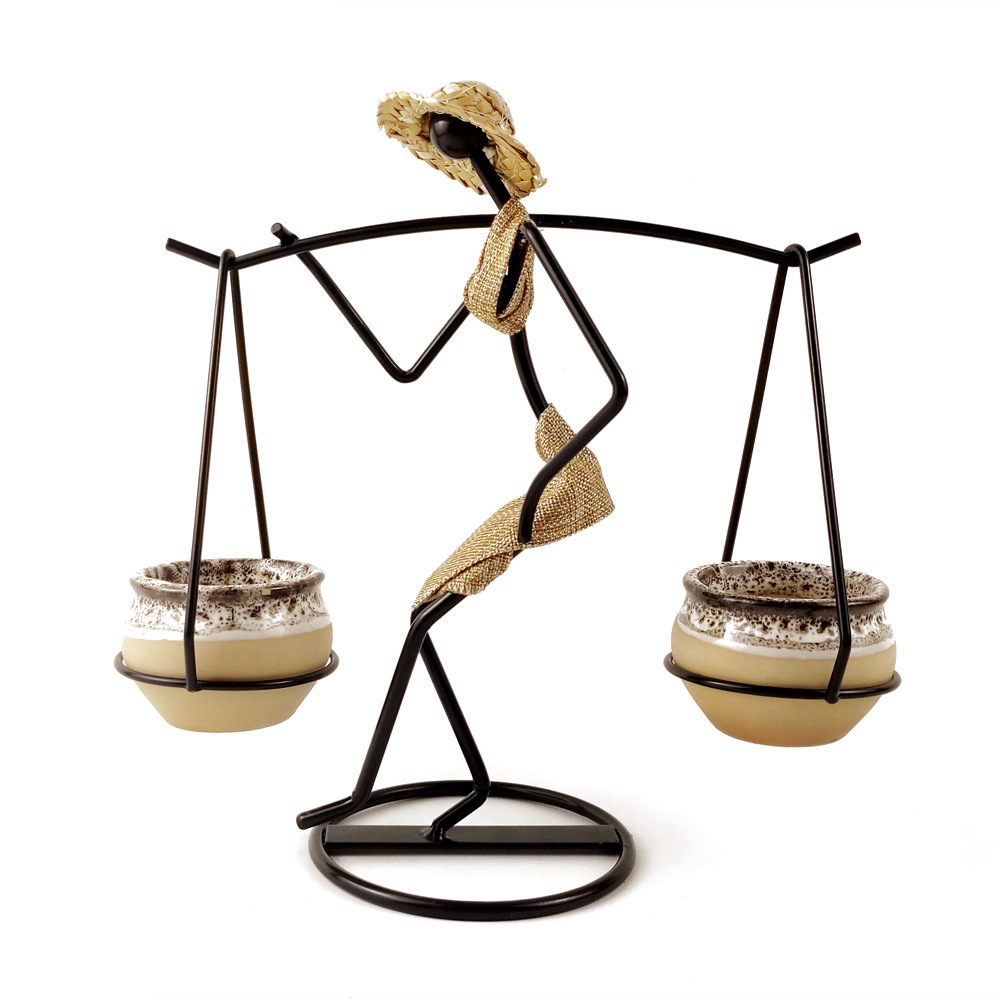 Candelabro Creativo en Forma de Equilibrio – Decoración de Mesa Artística de Hierro Fundido para un Ambiente Cálido