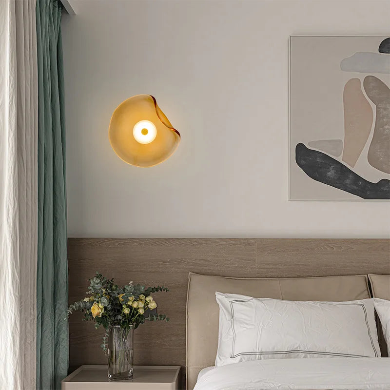 Lámpara de Pared de Vidrio con Diseño Orgánico para Iluminación Acogedora y Moderna