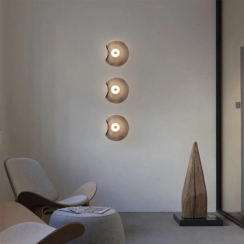 Lámpara de Pared de Vidrio con Diseño Orgánico para Iluminación Acogedora y Moderna