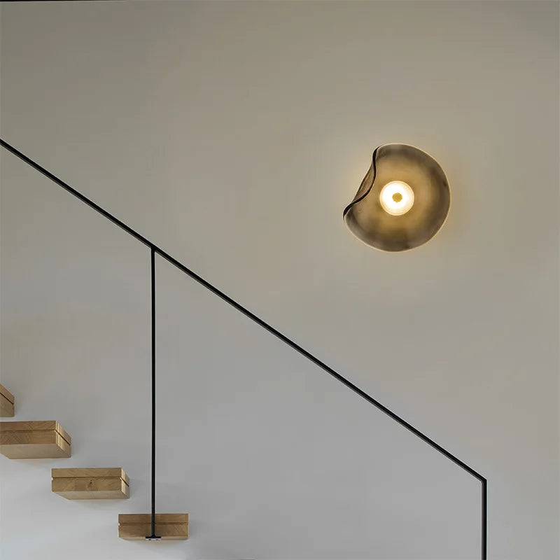 Lámpara de Pared de Vidrio con Diseño Orgánico para Iluminación Acogedora y Moderna