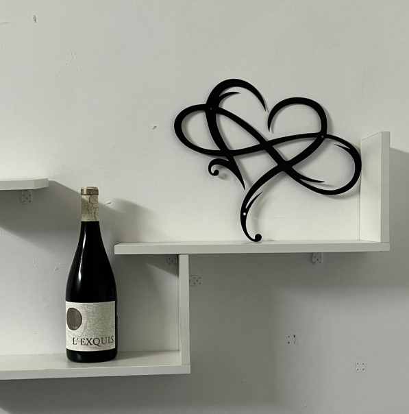 IronEcho – Escultura de Pared Forjada a Mano con Corazón Infinito