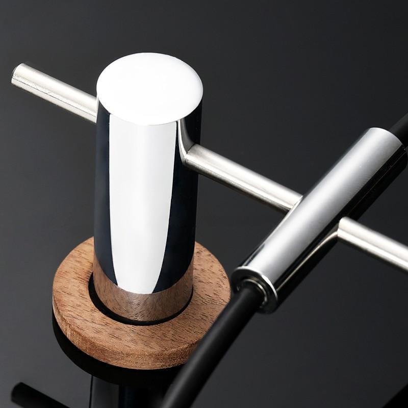 Reloj de pared minimalista de metal – Diseño abierto con manecillas de bronce