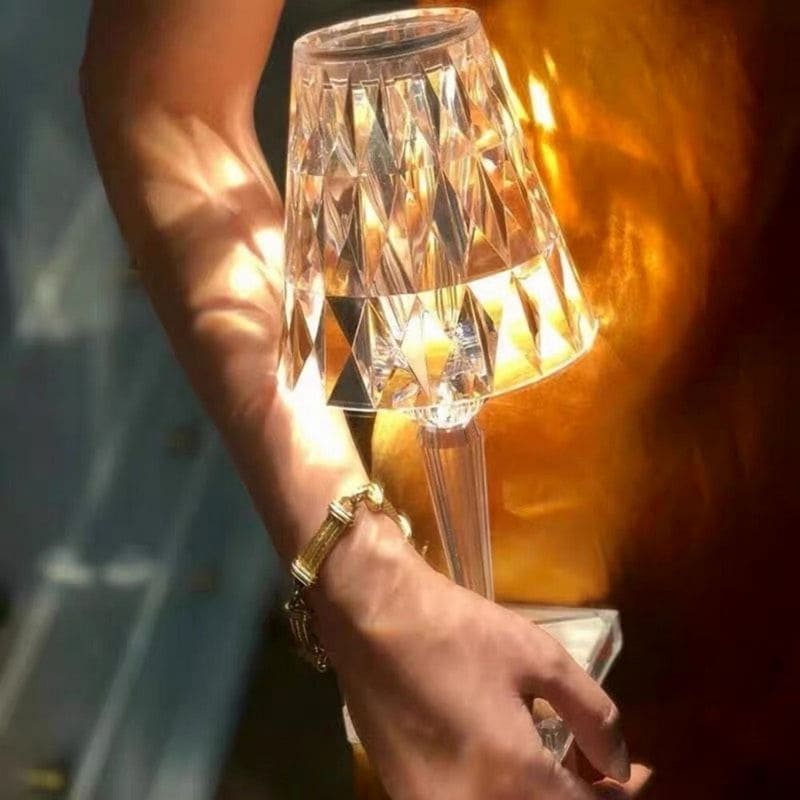 GlowGleam - Lámpara de mesa de cristal con regulador táctil de 3 niveles y pantalla facetada para una suave iluminación inalámbrica