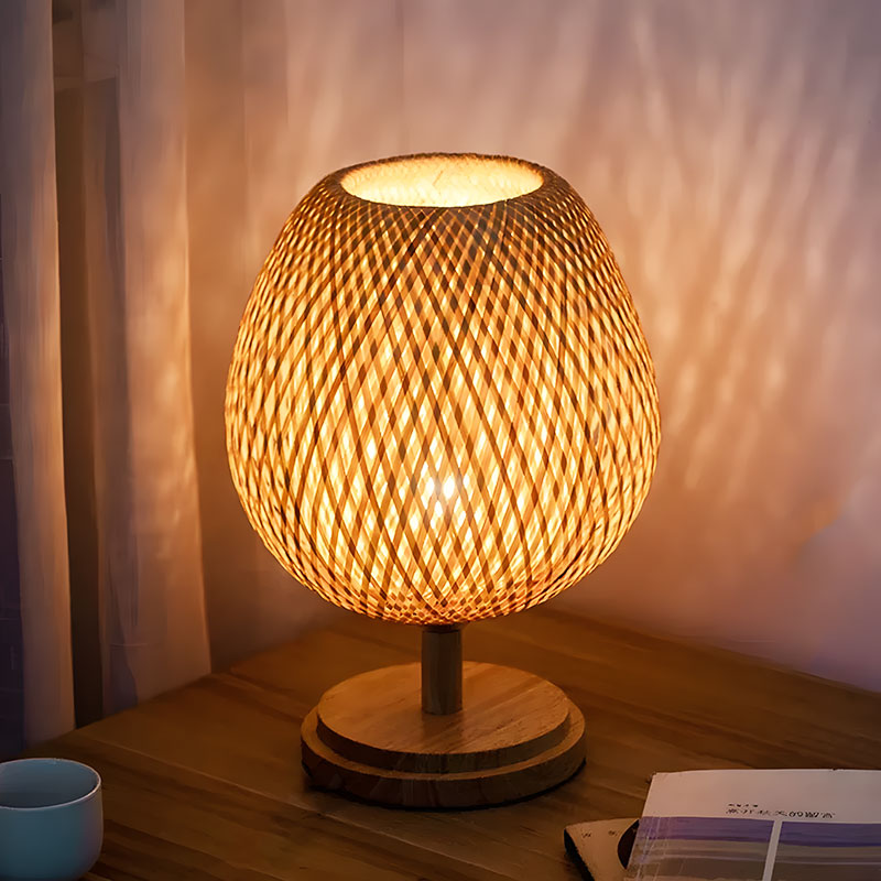 RattanCraft - Lámpara de noche hecha a mano en ratán y madera para una elegancia natural