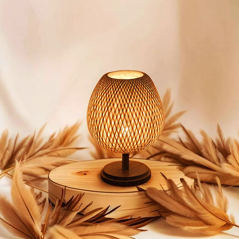 RattanCraft - Lámpara de noche hecha a mano en ratán y madera para una elegancia natural