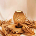 RattanCraft - Lámpara de noche hecha a mano en ratán y madera para una elegancia natural