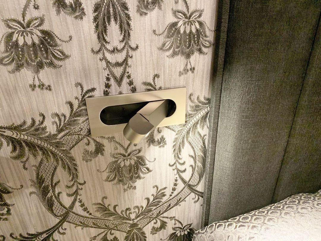 Lámpara de Lectura LED Moderna Ajustable de Noche - Acabados Variados