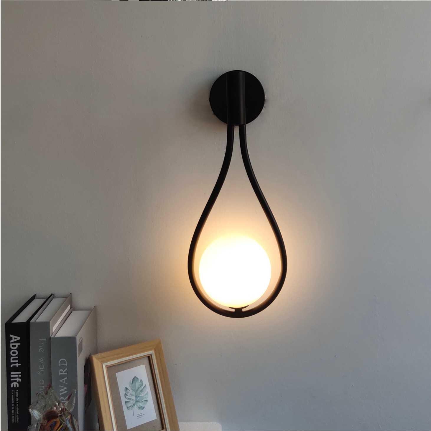 Lámpara de Pared Nórdica Moderna con Acabado en Oro y Negro