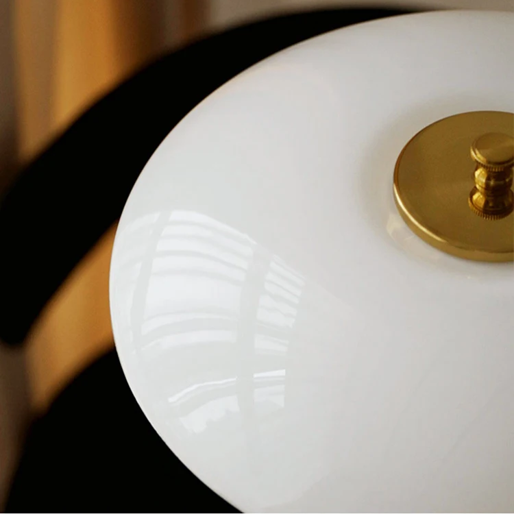Lámpara de Mesa Escandinava con Luz LED