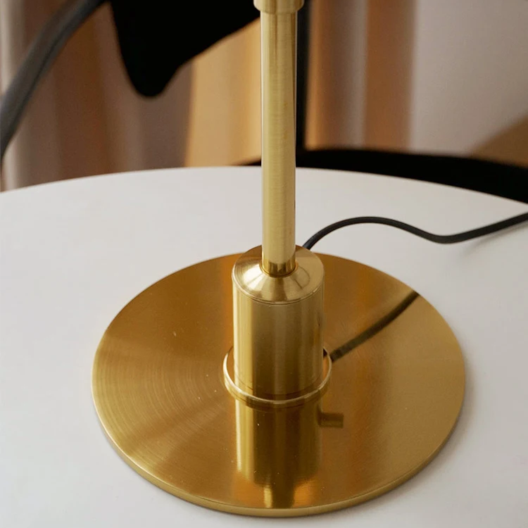 Lámpara de Mesa Escandinava con Luz LED