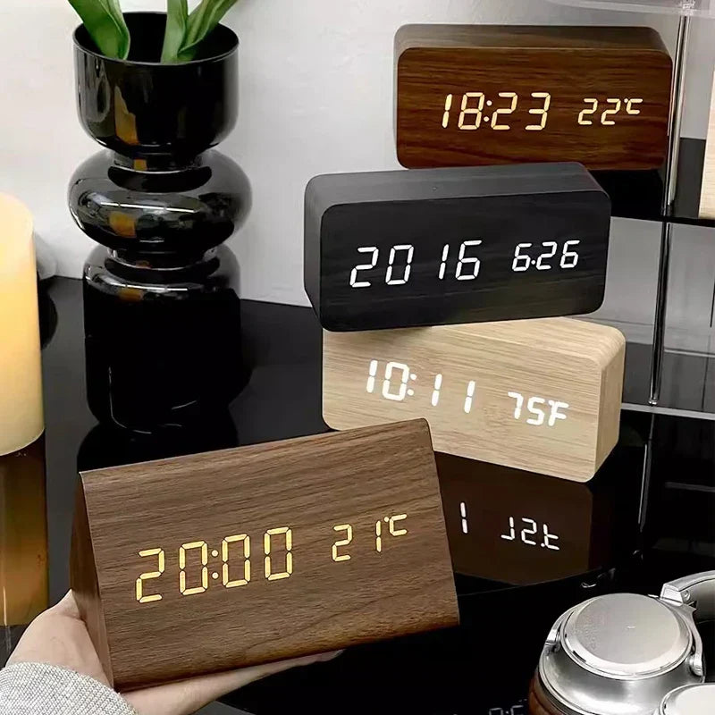 Despertador Digital Moderno con Pantalla LED de Aspecto de Madera y Control por Voz