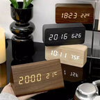 Despertador Digital Moderno con Pantalla LED de Aspecto de Madera y Control por Voz