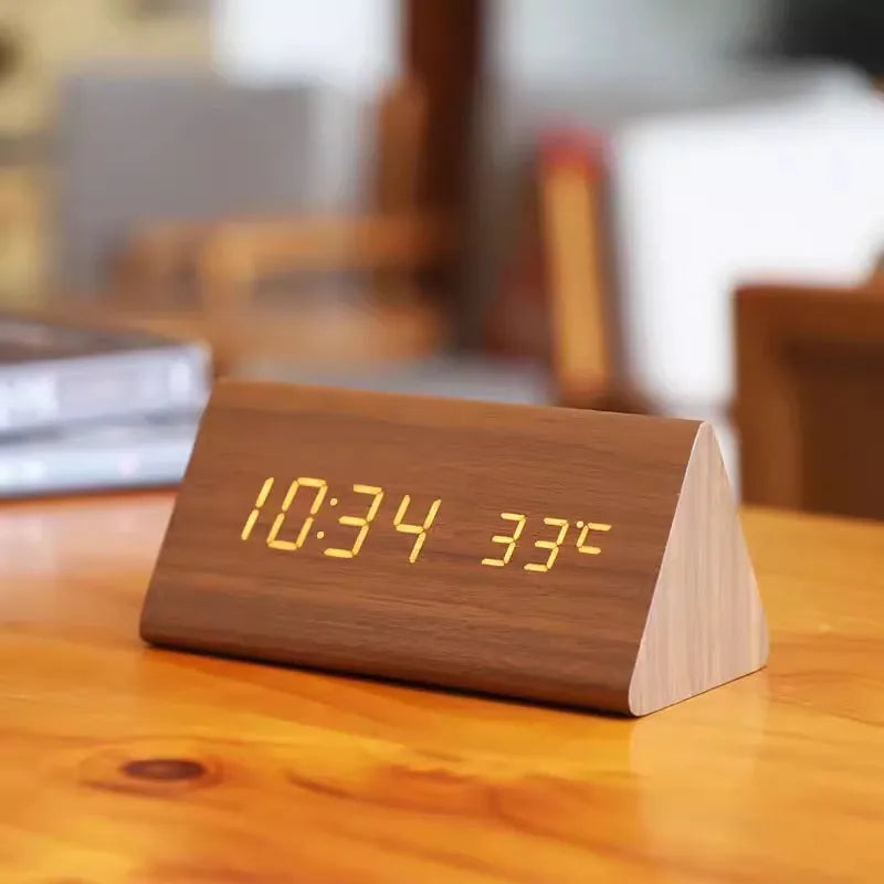 Despertador Digital Moderno con Pantalla LED de Aspecto de Madera y Control por Voz