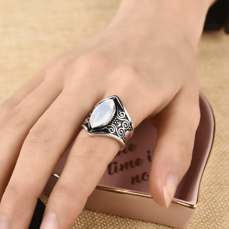 Anillo de piedra lunar estilo bohemio