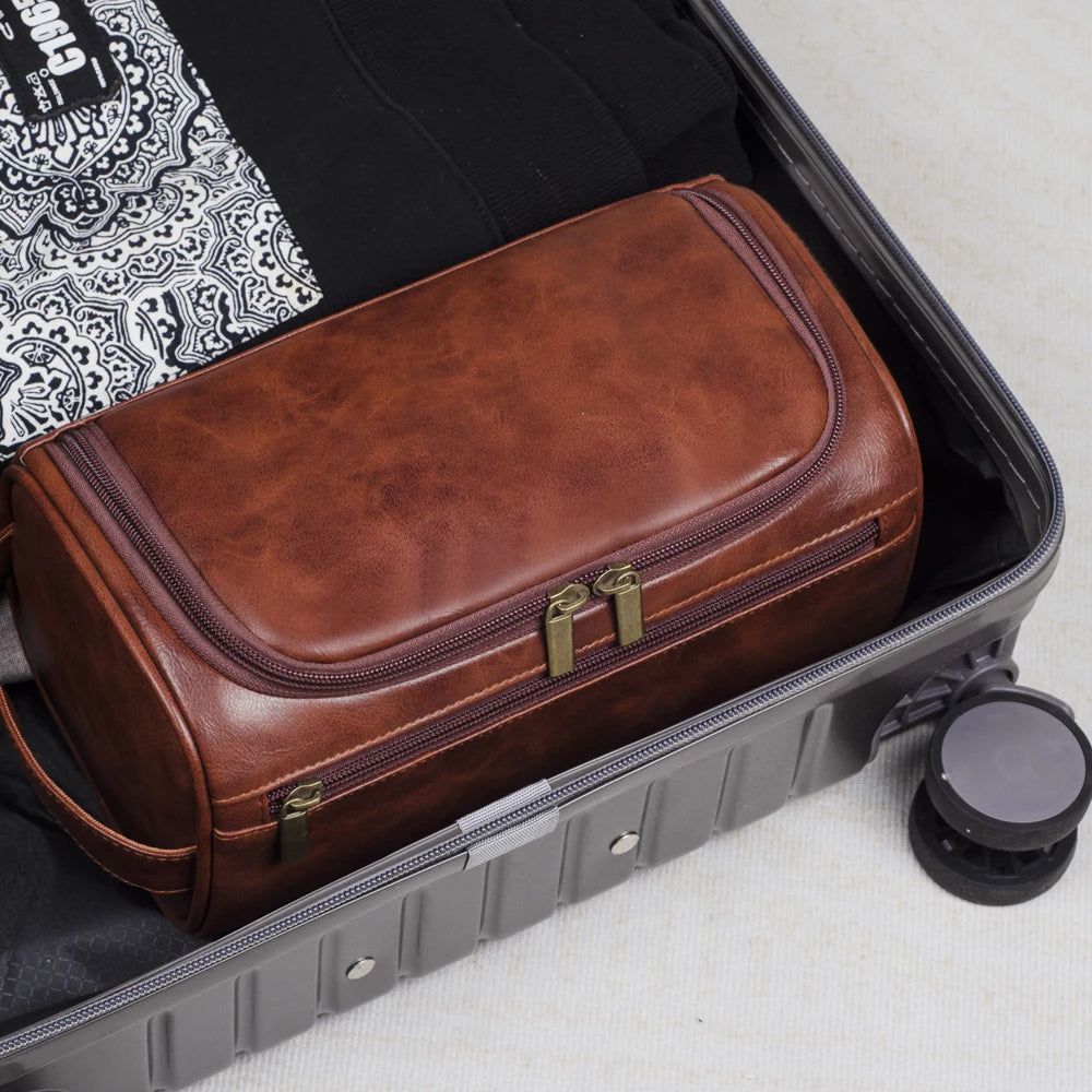 Neceser de Cuero Premium | Diseño Triple Capa Impermeable | Gancho de Metal Integrado para Colgar | 25x13x13 cm | Organizador de Viaje Compacto con Compartimento de Acceso Rápido