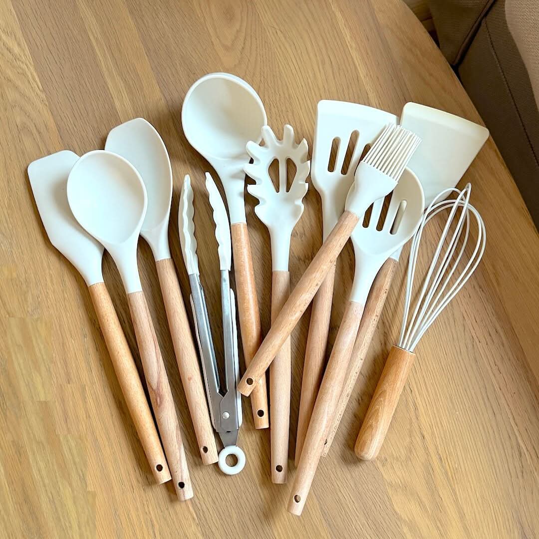 Juego de Utensilios de Cocina de Silicona No Tóxica y Libre de BPA con Mangos de Madera Lattea