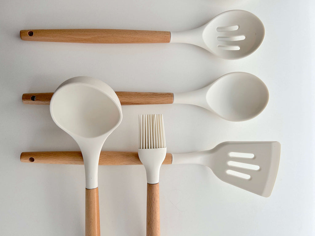 Juego de Utensilios de Cocina de Silicona No Tóxica y Libre de BPA con Mangos de Madera Lattea