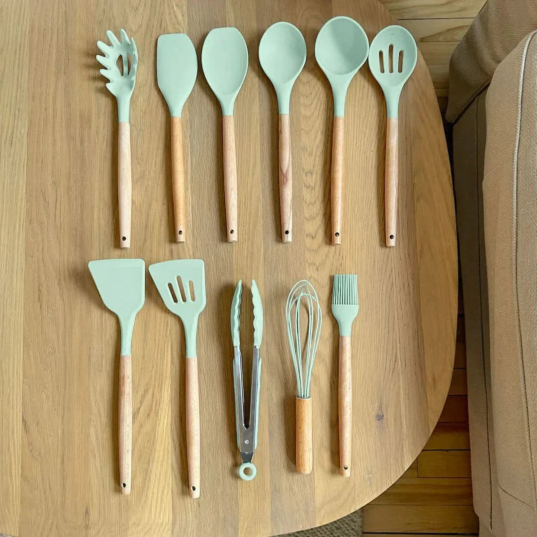 Juego de Utensilios de Cocina de Silicona No Tóxica y Libre de BPA con Mangos de Madera Lattea