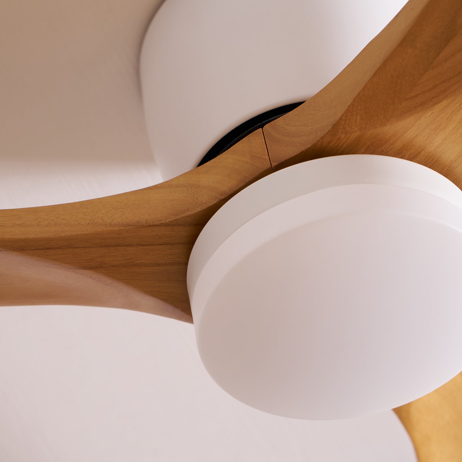 Ventilador de Techo de Madera Nórdica con Luz LED y Control Remoto