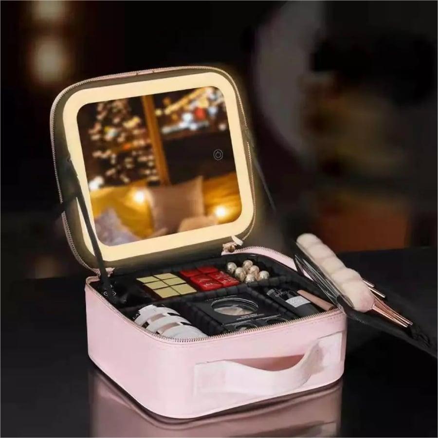 GlamBolt️ | Radiante en movimiento con bolsa de maquillaje LED