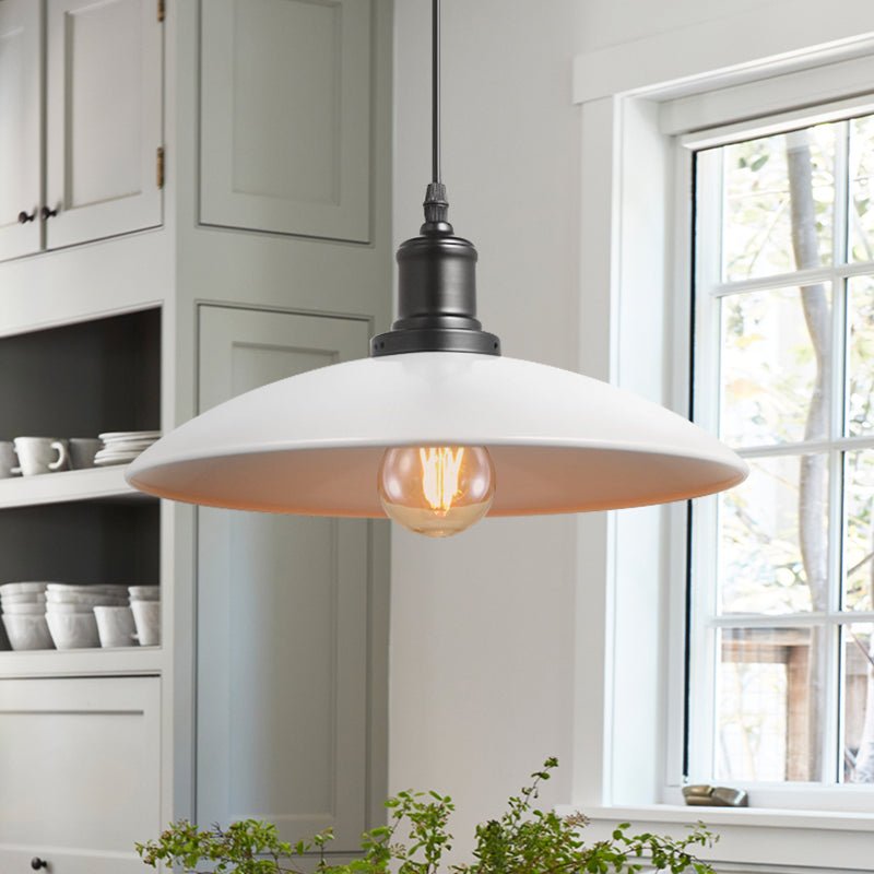 Lámpara colgante de metal con un cono industrial de 1 luz