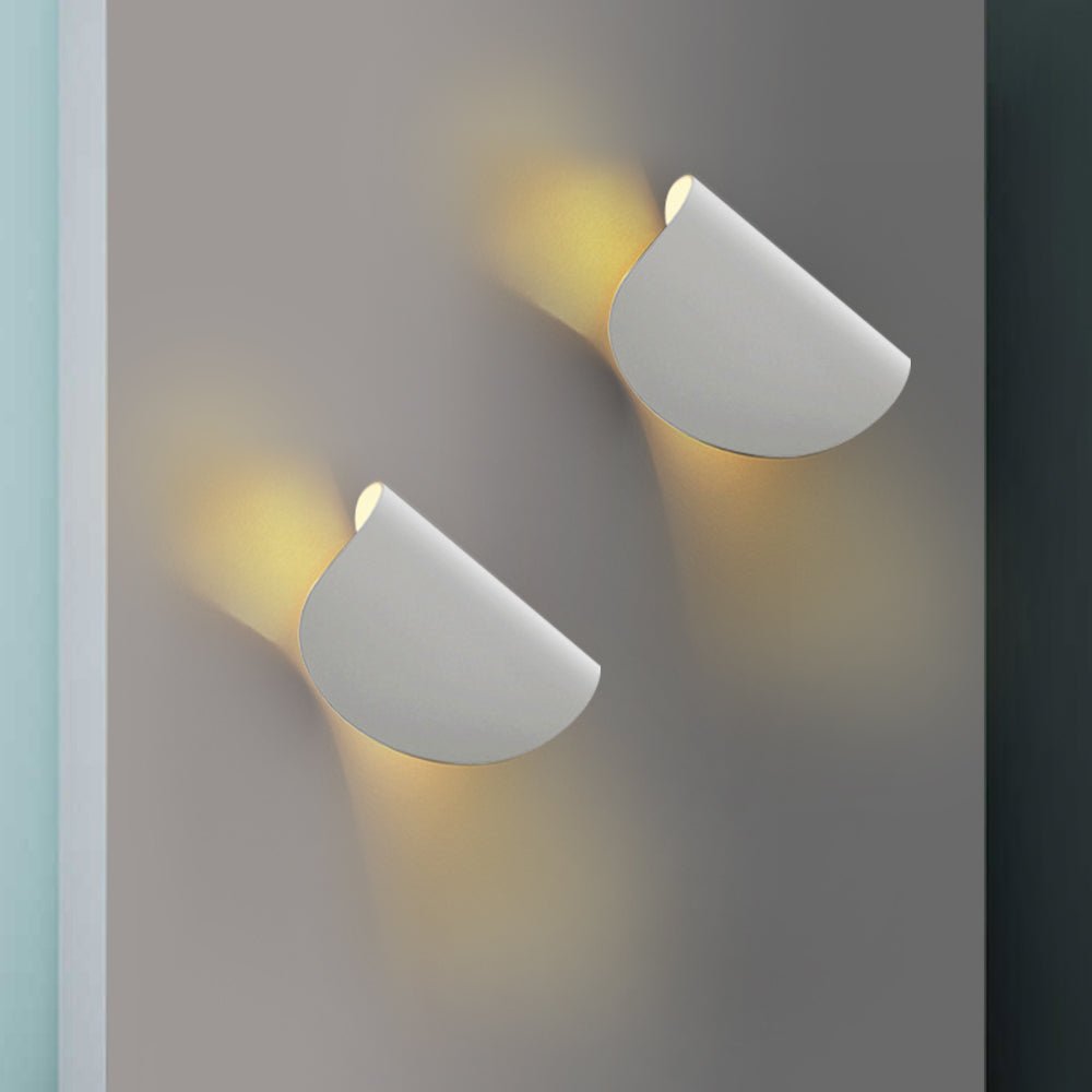 Aplique de pared metálico curvado minimalista de 1 luz para pasillo
