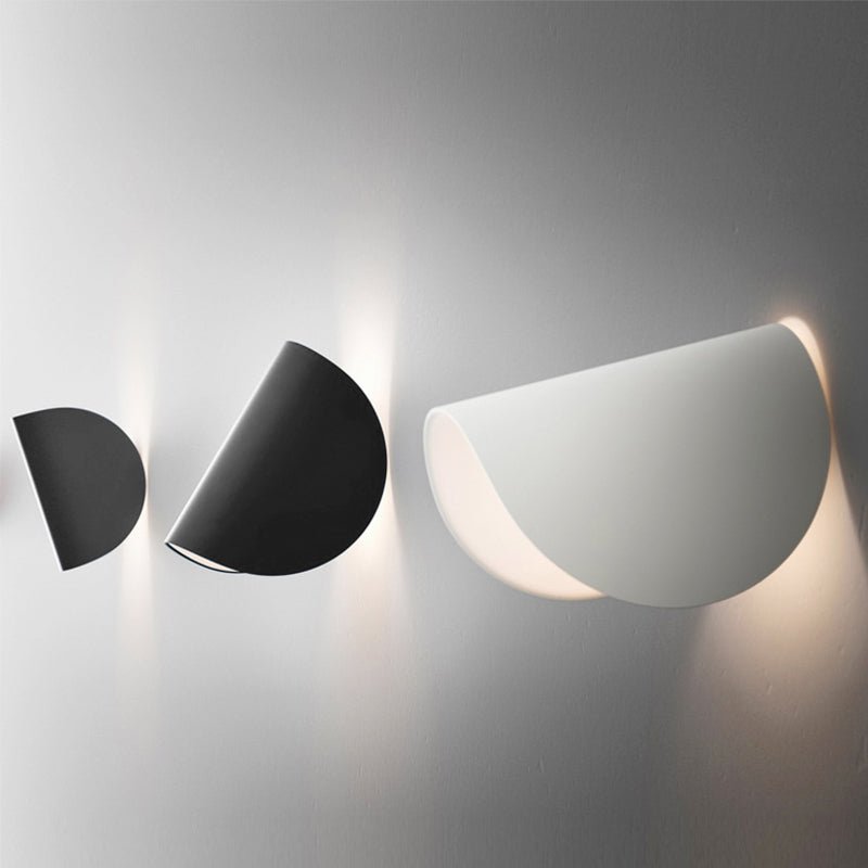 Aplique de pared metálico curvado minimalista de 1 luz para pasillo
