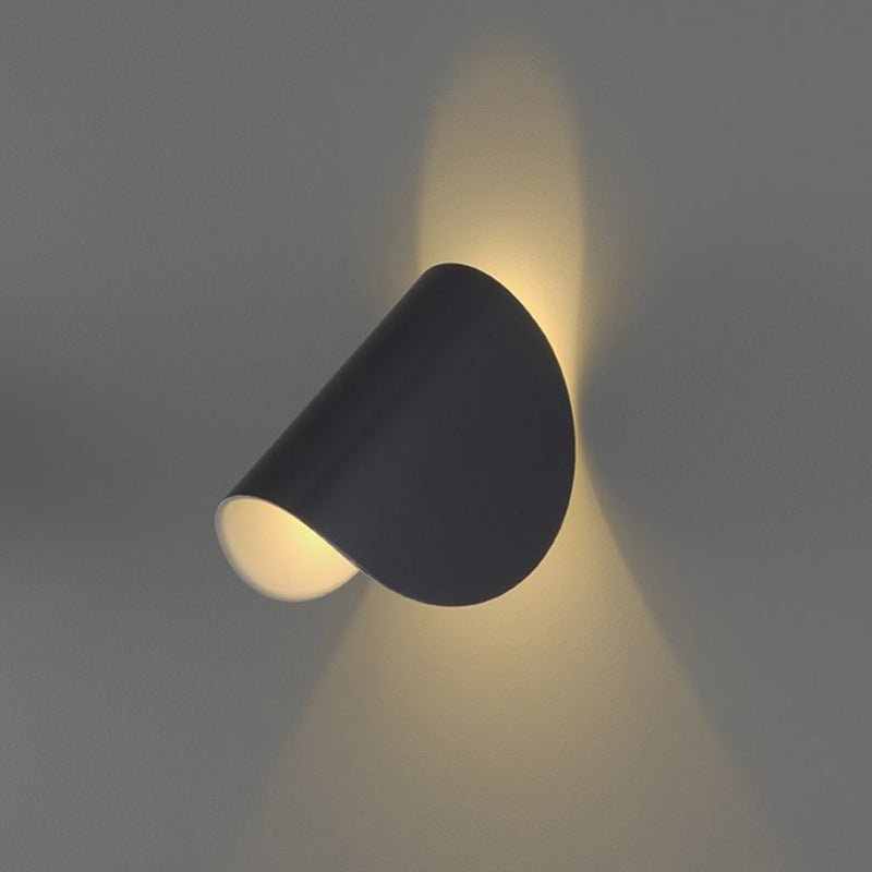 Aplique de pared metálico curvado minimalista de 1 luz para pasillo