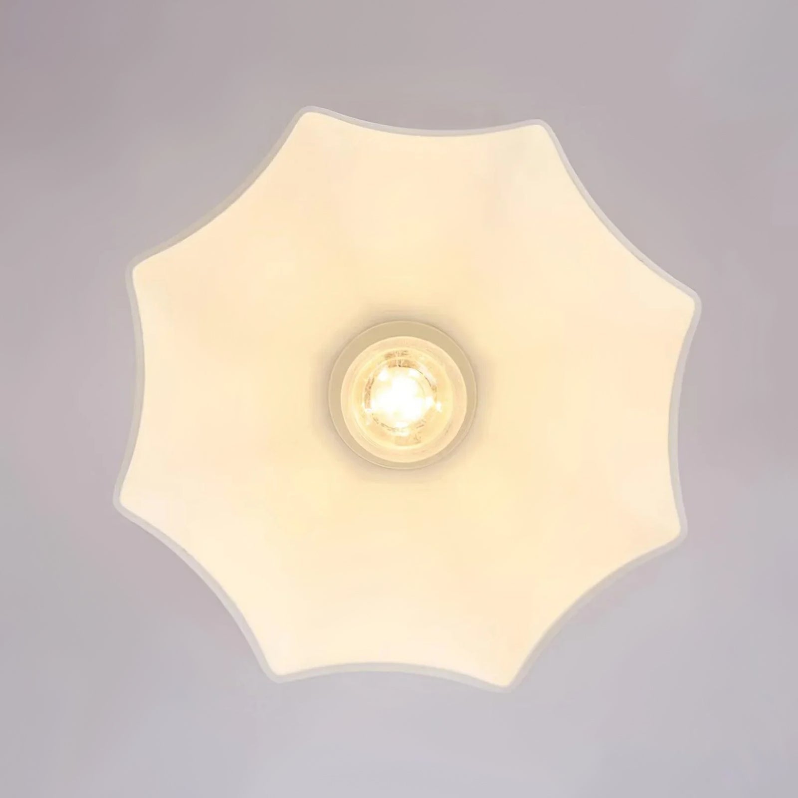 Luz de Techo de Pantalla de Cúpula Blanca con Diseño Escallopado y 1 Luz Minimalista Moderna