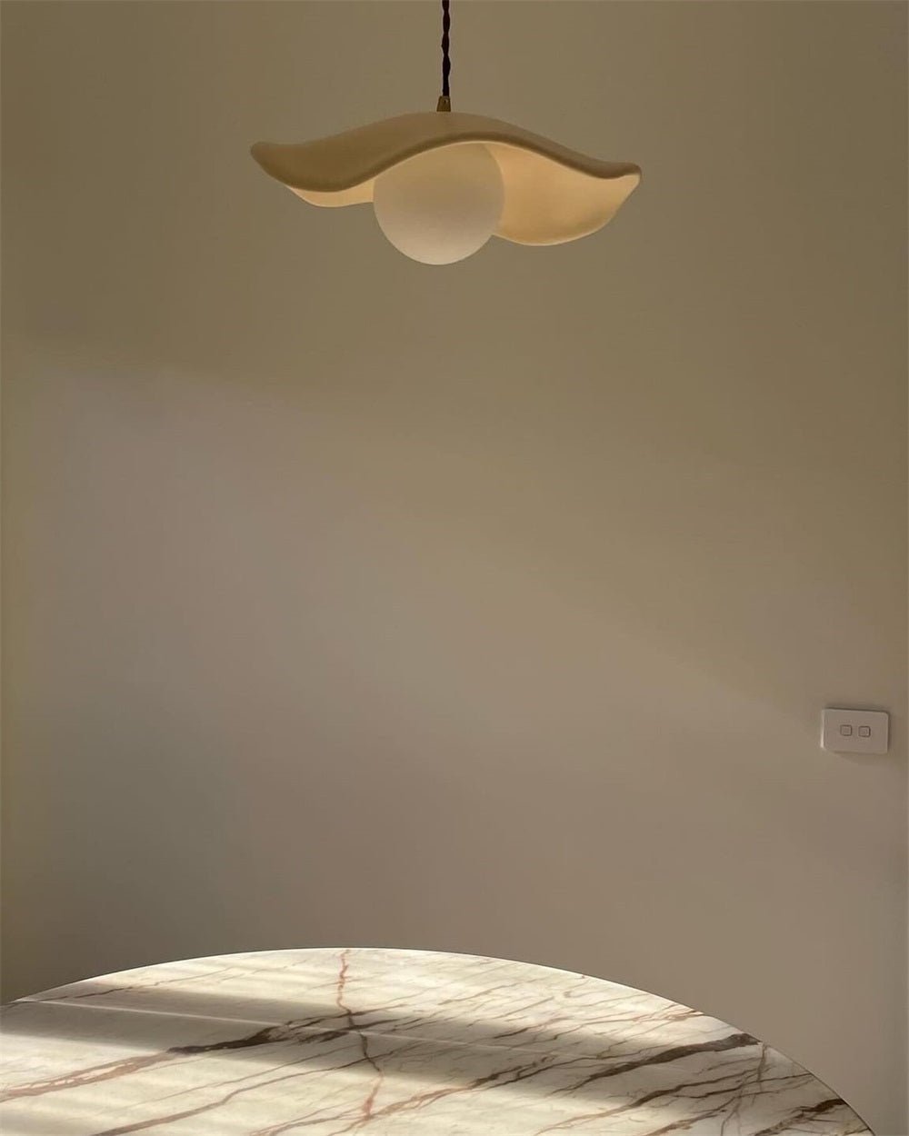 Luz colgante de resina en forma de sombrero Wabi Sabi de 1 luz