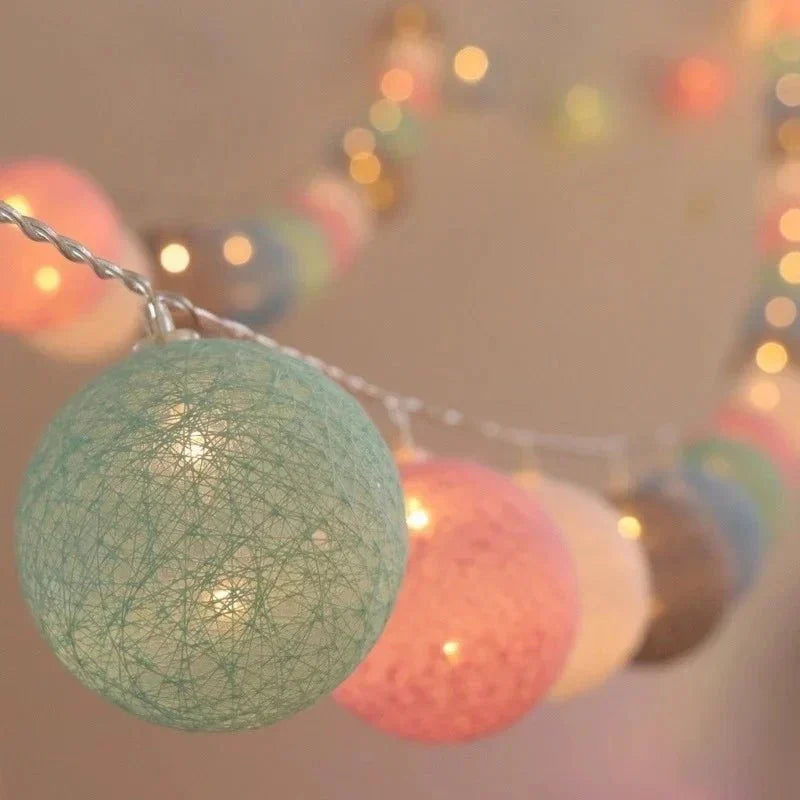 Guirnalda de Luces de Hadas con Bolas de Algodón en Tonos Pastel