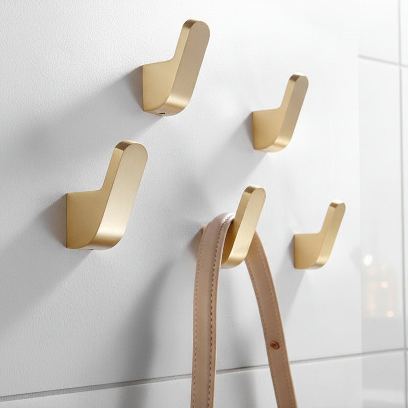 ELVANOR – Modernos ganchos de pared de latón dorado para batas de baño, para una suspensión compacta y elegante