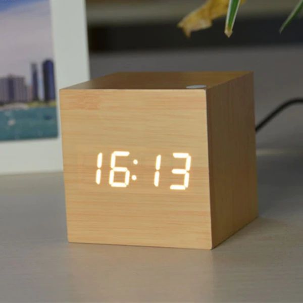 RELOJ DIGITAL DE MESA CUBE