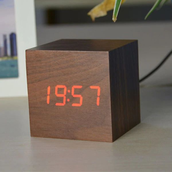 RELOJ DIGITAL DE MESA CUBE