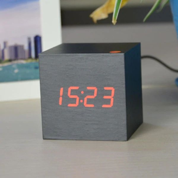 RELOJ DIGITAL DE MESA CUBE